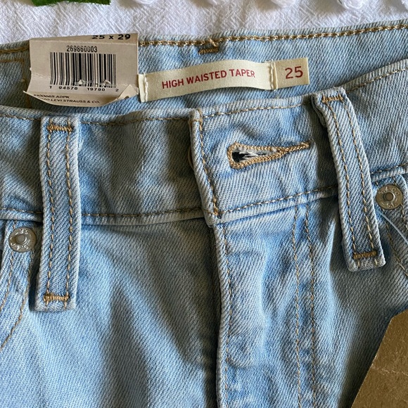 Size 25 Levi jeans - Picture 2 of 3